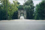 swingingbridge.jpg (21094 bytes)